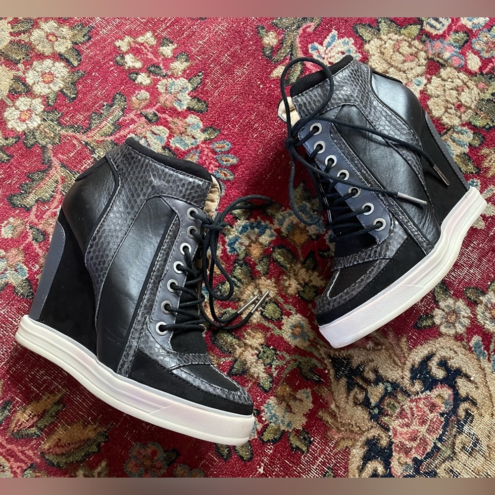 L.A.M.B. genuine leather wedge sneakers Stefani 2000s black sneaker wedges 7